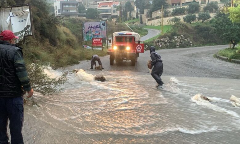 إنقاذ مواطنين احتجزتهما الثلوج في بشري واخلاء مواطنين من مبان سكنية في قضاء جبيل بسبب غزارة السيول