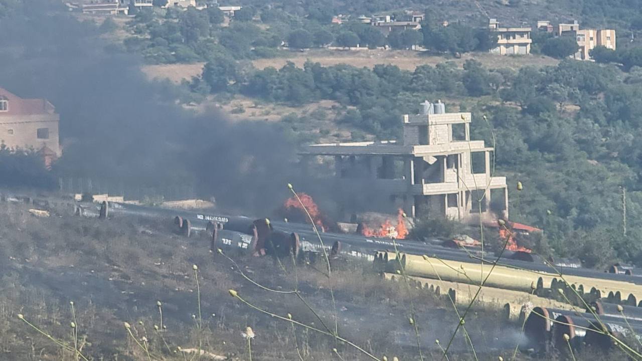 امتداد الحريق في بلدة مركبا جنوبي لبنان وطالت الطريق العام