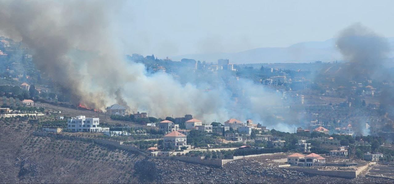 حريق كبير في بلدة الطيبة جنوبي لبنان بسبب القصف الفسفوري